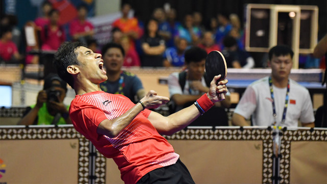 Petenis meja Indonesia David Jacobs meluapkan kemenangannya usai mengalahkan petenis meja Cina Liao Han pada babak final tenis meja putra TT10. (Foto: ANTARA FOTO/Rivan Awal Lingga)