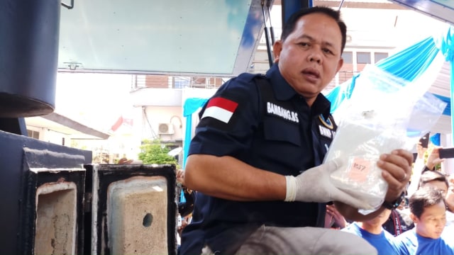 BNNP Jatim musnahkan 5,8 kilogram sabu dari mantan TKI, Selasa (9/10/2018). (Foto: Nuryatin Phaksy Sukowati/kumparan)
