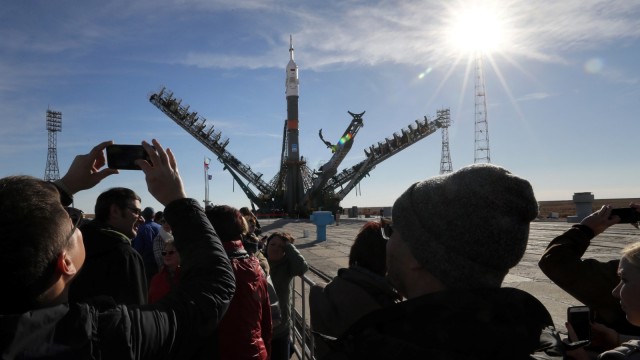 Masyarakat melihat menara layanan bergerak menuju roket pendorong Soyuz-FG Rusia dengan pesawat ruang angkasa Soyuz MS-10 di Baikonur Cosmodrome, Kazakhstan. (Foto: Yuri Kochetkov/Pool via REUTERS)