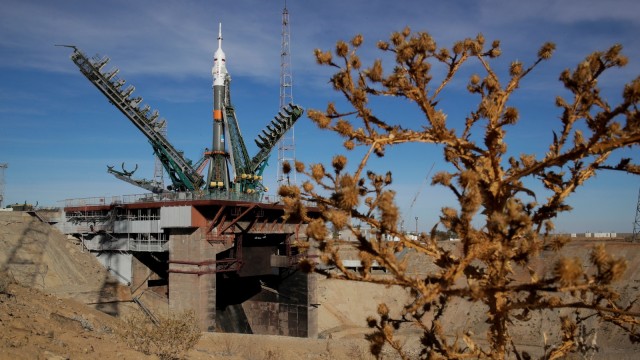 Menara layanan bergerak menuju roket pendorong Soyuz-FG Rusia dengan pesawat ruang angkasa Soyuz MS-10 di Baikonur Cosmodrome, Kazakhstan. (Foto: Dmitri Lovetsky/Pool via REUTERS)