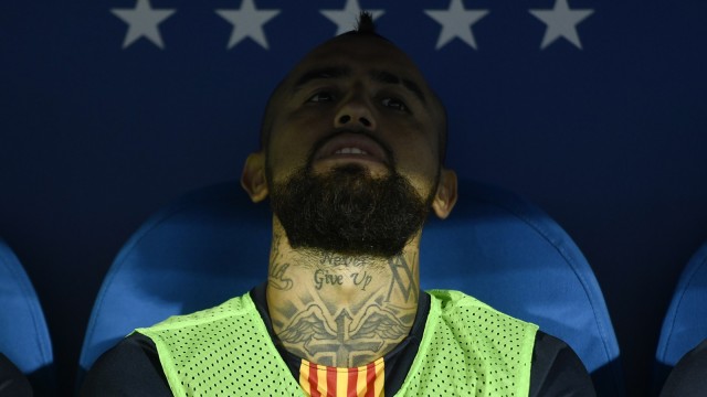 Arturo Vidal duduk di bangku cadangan Barcelona. (Foto: Oscar Del Pozo/AFP)