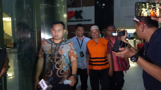 Thamrin Ritonga ditahan KPK usai ditetapkan sebagai tersangka dalam kasus suap Bupati Labuhanbatu, Selasa (9/10/2018). (Foto: Aprilandika Pratama/kumparan)