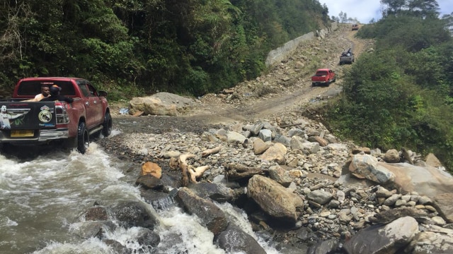 Kondisi Jalan dan Masyarakat Kawasan Pegunungan Arfak Papua Barat. (Foto: Nurul Nur Azizah/kumparan)