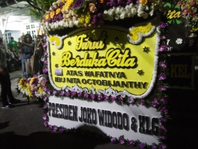Karangan bunga dari Jokowi di depan rumah duka Indro Warkop (Foto: Alexander Vito/kumparan)