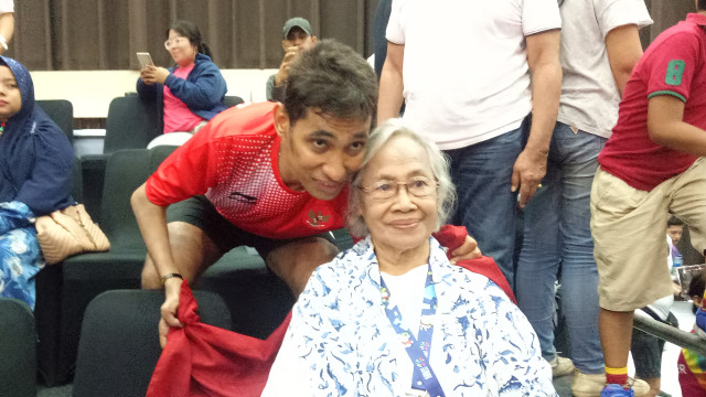 David Jacobs dan ibunya, Neelece Jacobs, usai meraih emas Asian Para Games 2018. (Foto: Aditia Rizki Nugraha/kumparan)