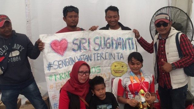 Atlet para sepeda Indonesia, Sri Sugiyanti, bersama para pendukungnya. (Foto: kumparan/Sandi Firdaus)