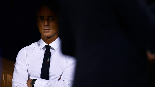 Pelatih Timnas Italia, Roberto Mancini, mendampingi skuatnya. (Foto: AFP/Marco Bertorello)