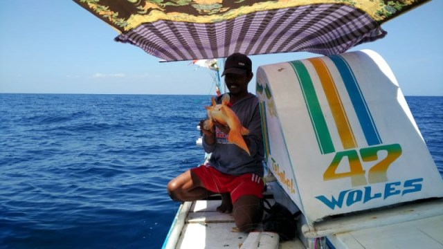Seorang elayan menangkap ikan Kerapu di perairan Kepulauan Spermonde, Sulawesi Tengah. (Foto: Istimewa)