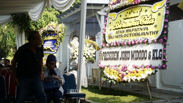 Suasana rumah duka mendiang istri Indro Warkop, Nita Octobijanthy di kawasan Kayu Putih, Jakarta Timur, Rabu (10/10/2018). (Foto: Iqbal Firdaus/kumparan)