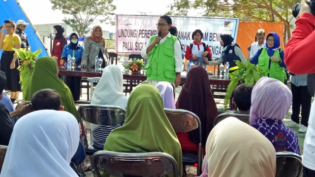 Menteri Pemberdayaan Perempuan dan Perlindungan Anak Yohana Yembise (tengah rompi hijau) mengunjungi Panti Asuhan dan Lansia Al Kautsar di Kota Palu, Sulawesi Tengah. (Foto: Nabilla Fatiara/kumparan)