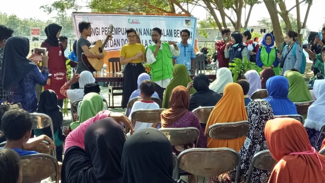 Menteri Pemberdayaan Perempuan dan Perlindungan Anak Yohana Yembise (tengah rompi hijau) mengunjungi Panti Asuhan dan Lansia Al Kautsar di Kota Palu, Sulawesi Tengah. (Foto: Nabilla Fatiara/kumparan)
