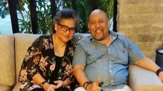 Rayakan Hari Pernikahan ke-39, Indro Warkop Kunjungi Makam Istri (36515)