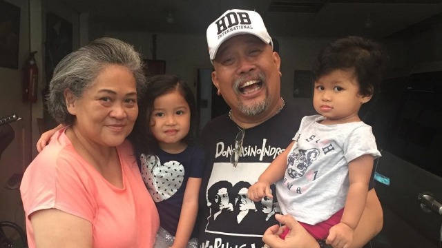 Indro Warkop dan Nita Octobijanthy bersama cucu-cucunya. (Foto: Instagram/@indrowarkop_asli)