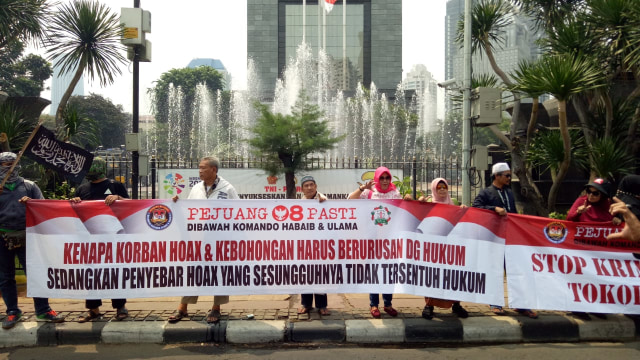 Aksi Massa Persaudaraan Alumni 212 mengawal pemeriksaan Amien Rais di luar Polda Metro Jaya. (Foto: Maulana Ramadhan/kumparan)