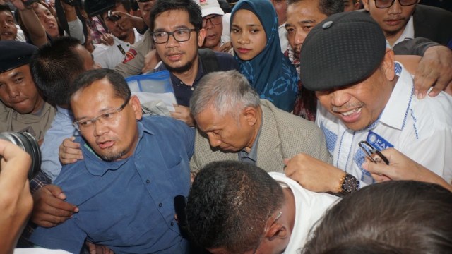 Ketua Majelis Kehormatan Partai Amanat Nasional (PAN), Amien Rais tiba di Polda Metro Jaya terkait kasus hoaks Ratna Sarumpaet. (Foto:  Fanny Kusumawardhani/kumparan)
