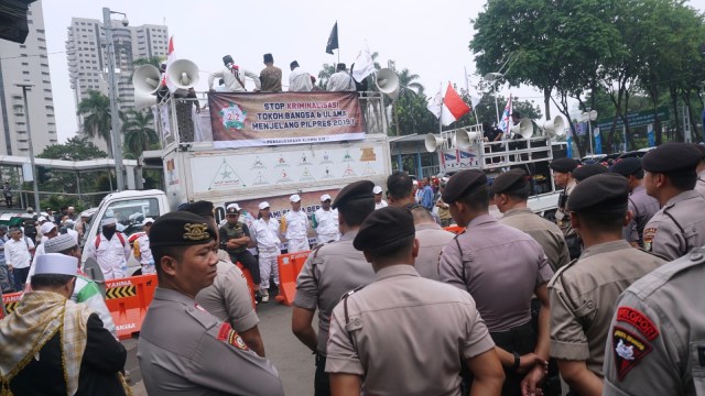Polisi mengamankan massa melakukan aksi orasi terkait Amin Rais di depan Polda Metro Jaya, Jakarta, Rabu (10/10/2018). (Foto: Fanny Kusumawardhani/kumparan)