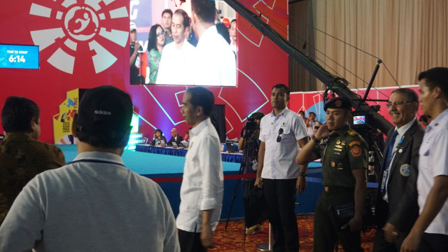 Jokowi saksikan cabor angkat besi Asian Para Games di Balai Sudirman, Jakarta, Rabu (10/10/2018). (Foto: Yudhistira Amran Saleh/kumparan)