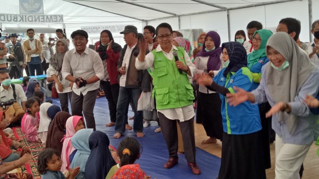 Menteri Pemberdayaan Perempuan dan Perlindungan Anak Yohana Yembise mengunjungi pengungsi di Petobo, Sulawesi Tengah, Rabu (10/10/2018). (Foto: Nabilla Fatiara/kumparan)