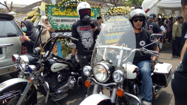 Jenazah istri Indro 'Warkop' dikawal Harley Davidson (Foto: D.N Mustika Sari/kumparan)