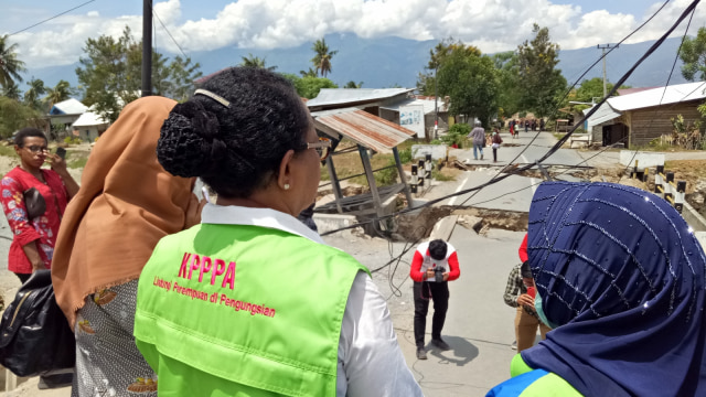 Menteri Pemberdayaan Perempuan dan Perlindungan Anak Yohana Yembise mengunjungi lokasi bencana gempa di Petobo, Palu Selatan, Rabu (10/10/2018). (Foto: Nabilla Fatiara/kumparan)
