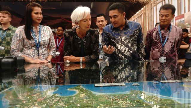 Managing Director of the International Monetary Fund Christine Lagarde didampingi Direktur Utama ITDC, Abdulbar M.  Mansoer mengunjungi Indonesia Pavilion di Nusa Dua, Bali, Rabu (10/10/2018). (Foto: Helmi Afandi Abdullah/kumparan)