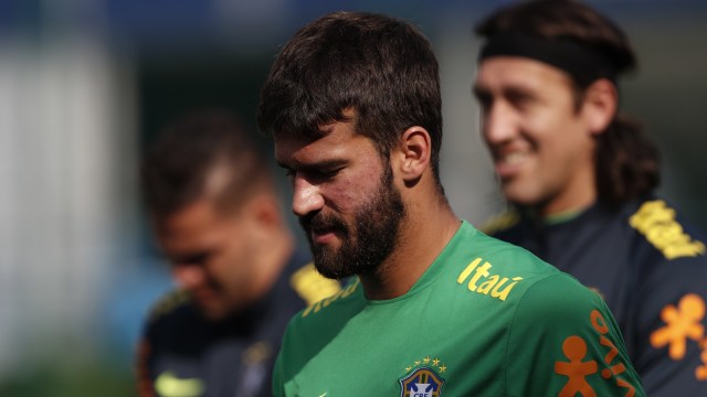 Alisson Becker menjalani latihan dengan Timnas Brasil. (Foto: Adrian Dennis/AFP)