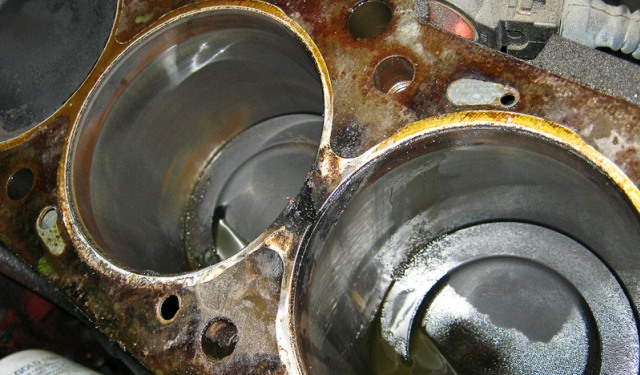 Ilustrasi kerak mesin pada cylinder head  (Foto: dok. Pawlik Automotive)