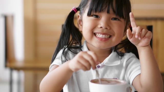 Pikir dua kali sebelum memberikan kopi pada anak (Foto: Shutterstock)