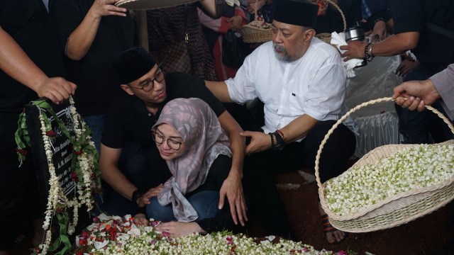 Suasana haru pemakaman mendiang Istri Indro Warkop di TPU Tanah Kusir, Jakarta Barat, Rabu (10/10/2018). (Foto: Iqbal Firdaus/kumparan)