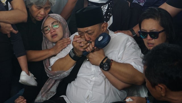Suasana haru pemakaman mendiang Istri Indro Warkop di TPU Tanah Kusir, Jakarta Selatan, Rabu (10/10/2018). (Foto: Iqbal Firdaus/kumparan)