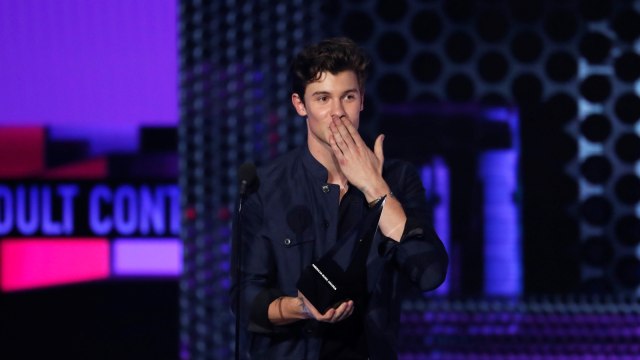Shawn Mendes berpose dengan piala penghargaannya. (Foto: REUTERS/Mario Anzuoni)
