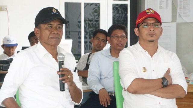 Walikota Palu, Hidayat (kiri) bersama Wakil Walikota Palu, Sigit Purnomo atau Pasha gelar konfrensi press terkait bencana alam di Palu. (Foto: Raga Imam/kumparan)