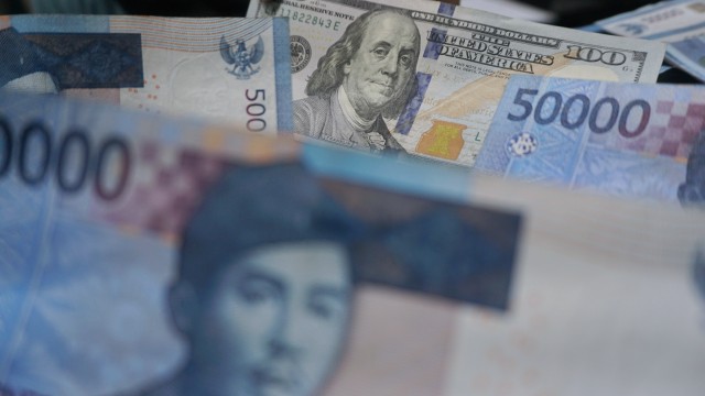 Uang dolar dan rupiah di salah satu tempat penukaran mata uang asing/money changer. (Foto: Fanny Kusumawardhani/kumparan)