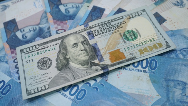 Uang dolar dan rupiah di salah satu tempat penukaran mata uang asing/money changer. Foto: Fanny Kusumawardhani/kumparan