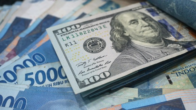 Uang dolar dan rupiah di salah satu tempat penukaran mata uang asing/money changer. (Foto: Fanny Kusumawardhani/kumparan)