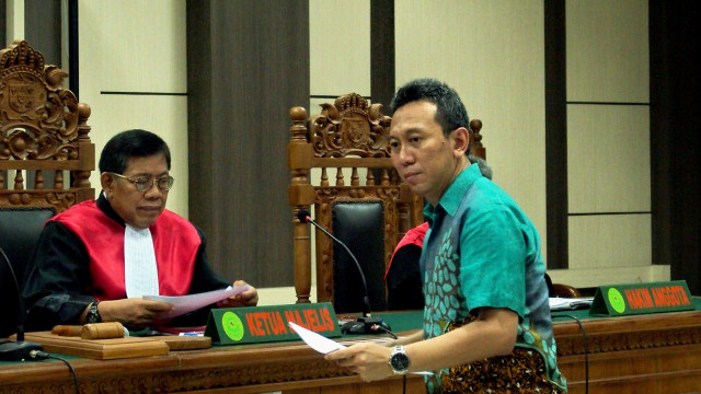 Bupati nonaktif Kebumen Yahya Fuad saat menjalani sidang di Pengadilan Tipikor Semarang, Jawa Tengah. (Foto: ANTARA FOTO/R. Rekotomo)