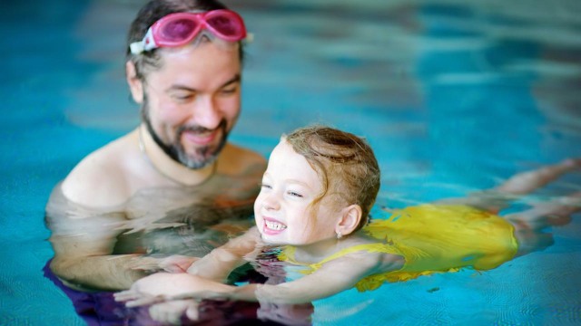 Yuk, Mulai Ajari Anak Berenang di Usia Ini