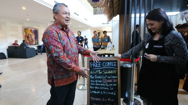 Gubernur BI Perry Warjiyo mencicipi kopi gratis di BRI "A Cup for Solidarity" . (Foto:  Dok. Bank Indonesia)