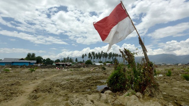 Bendera merah-putih dipasang warga di lokasi terdampak pergerakan atau pencairan tanah (likuifaksi) di Petobo Palu, Sulawesi Tengah, Rabu (10/10).  (Foto:  ANTARA FOTO/Yusran Uccang)