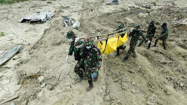 Tim SAR mengevakuasi jenazah korban yang ditemukan di lokasi terdampak pergerakan atau pencairan tanah (likuifaksi) di Petobo Palu, Sulawesi Tengah, Rabu (10/10).  (Foto:  ANTARA FOTO/Yusran Uccang)