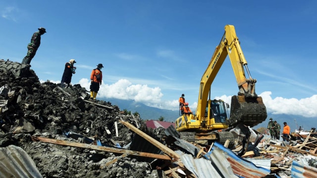 Tim SAR melakukan pencarian korban dengan menggunakan alat berat di lokasi terdampak pergerakan atau pencairan tanah (likuifaksi) di Petobo Palu, Sulawesi Tengah, Rabu (10/10).  (Foto:  ANTARA FOTO/Yusran Uccang)