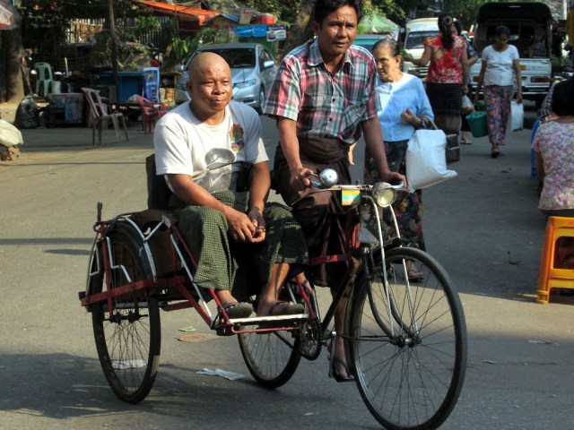Sai Kaa sedang membawa penumpang (Foto: Flickr/David Stanley)