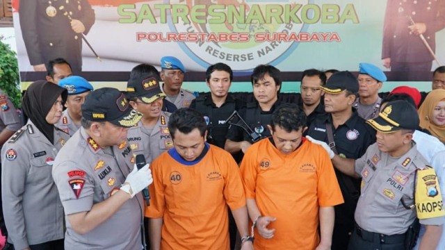 Satreserse Narkoba Polrestabes Surabaya merilis jaringan peredaran sabu-sabu asal Cina seberat total 6,1 kilogram. (Foto: Nuryatin Phaksy Sukowati/kumparan)