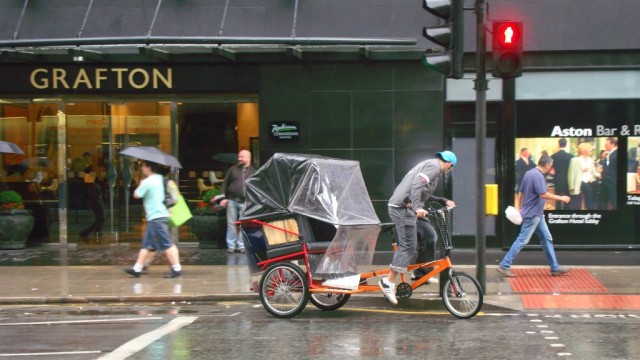 Pedicab di Inggris melaju di jalanan (Foto: Flickr/Gwydion M. Williams)
