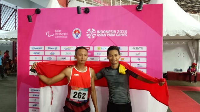 Abdul Halim Dalimunte (kiri) raih perak di cabor atletik. (Foto: Aditia Rijki Nugraha/kumparan)