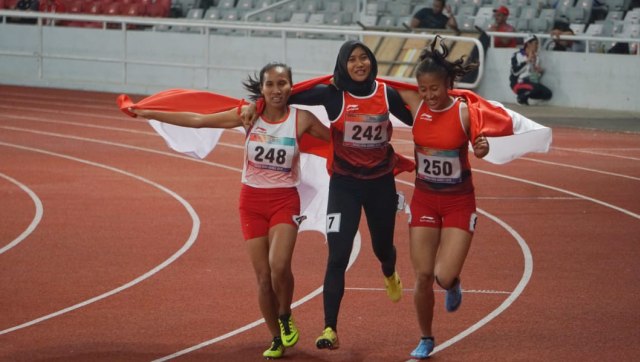 Putri Aulia (kanan), Ni Made Arianti Putri  (kiri), Endang Sari Sitorus (tengah) atlet lari Indonesia 100m nomor T13 di Asian Para Games 2018, Jakarta, Rabu (1010). (Foto: Irfan Adi Saputra/kumparan)