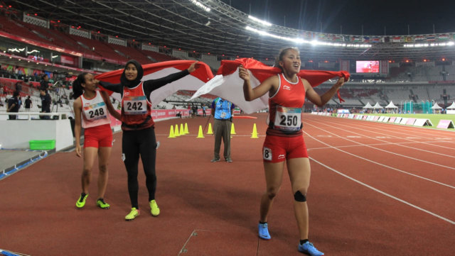 Putri Aulia (kanan), Ni Made Arianti Putri  (kiri), Endang Sari Sitorus (tengah) atlet lari Indonesia 100m nomor T13 di Asian Para Games 2018, Jakarta, Rabu (10/10/2018). (Foto: Irfan Adi Saputra/kumparan)