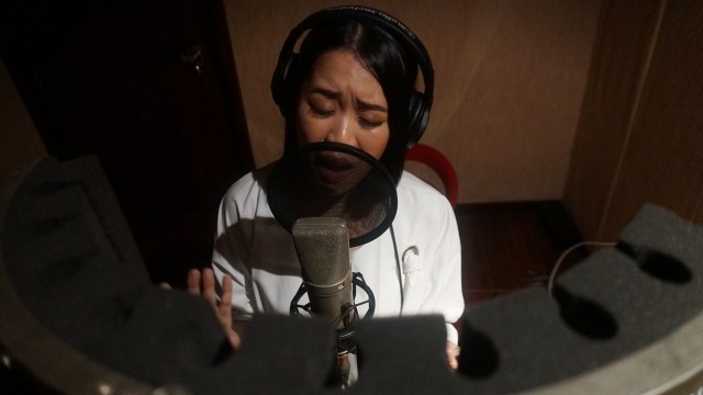 Radhini saat latihan vokal (Foto: Fanny Kusumawardhani/kumparan)