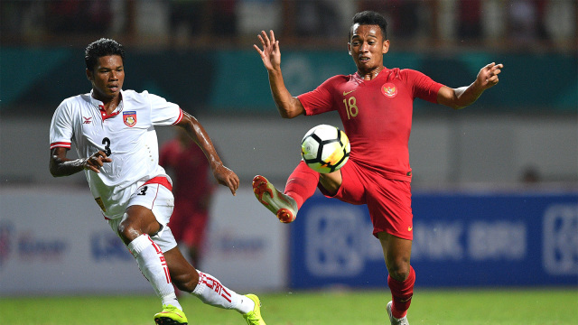 Pemain timnas Indonesia, Irfan Jaya (kanan) mempertahankan bola dalam pertandingan uji coba antara Indonesia vs Myanmar di Stadion Wibawa Mukti, Rabu (10/10). (Foto: ANTARA FOTO/SIgid Kurniawan)