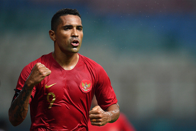 Pemain timnas Indonesia, Alberto Goncalves melakukan selebrasi usai mencetak gol dalam pertandingan uji coba antara Indonesia vs Myanmar di Stadion Wibawa Mukti, Rabu (10/10). (Foto: ANTARA FOTO/Sigid Kurniawan)